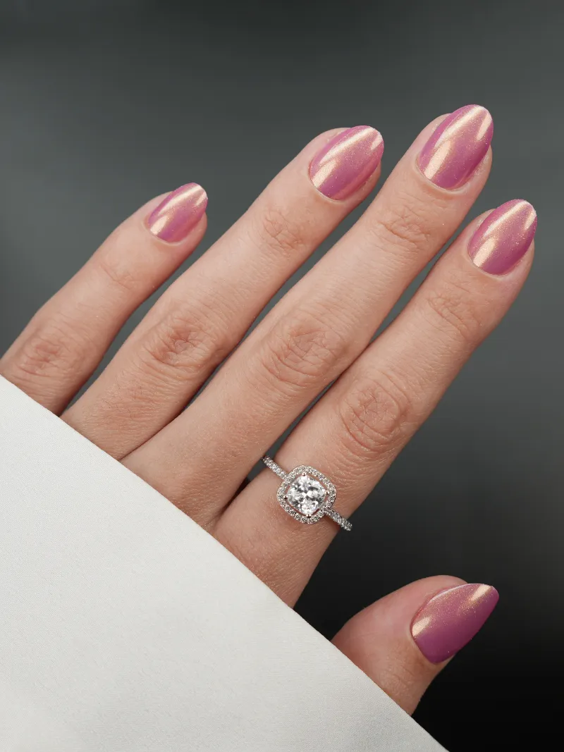 Roxy Nails Paris Bourgeoise press-on nails in shimmery pink-violet with gold reflect on oval tips