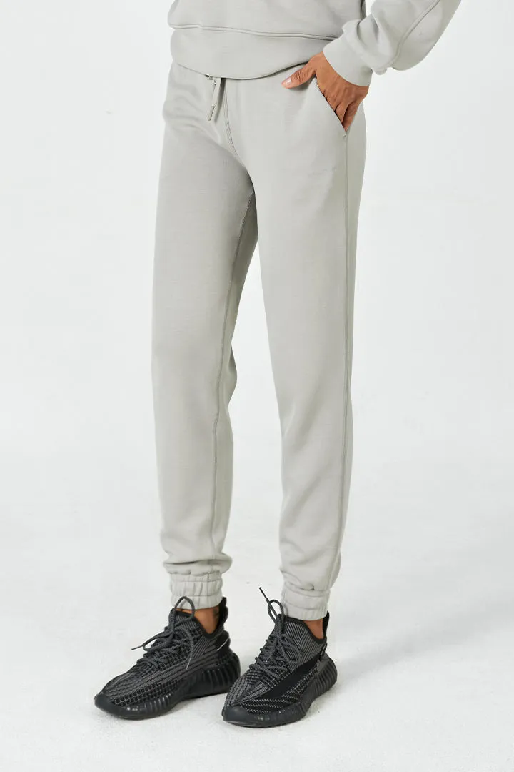 SALTUM High-Rise Jogger in lightweight fabric with side pockets and tapered ankle