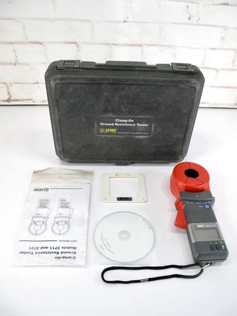 ZeereeZ AEMC 3711 clamp-on ground resistance tester with carrying case