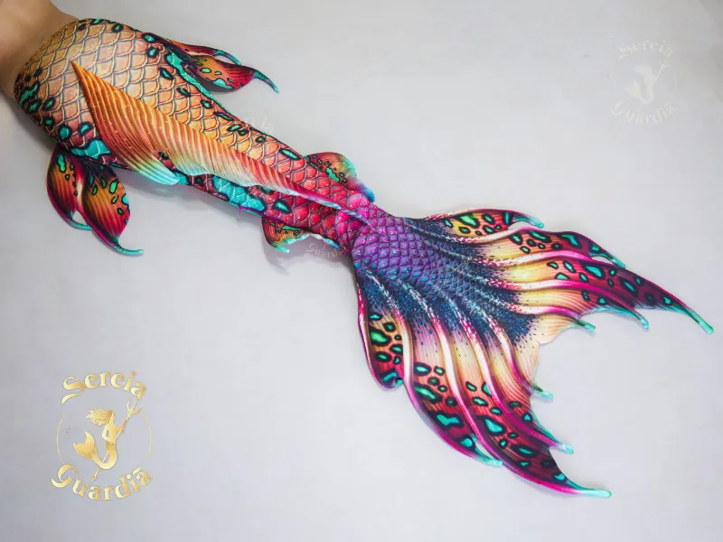 Sereia Guardiã Coralia mermaid tail from the Iconic Collection, showing its realistic print and large fin