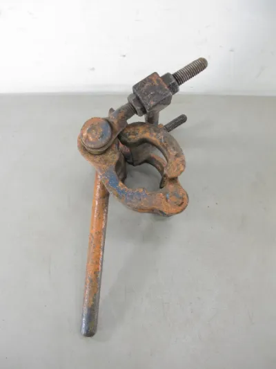 ZeereeZ 3 inch pipe alignment welding lever lock cage clamp on a workbench