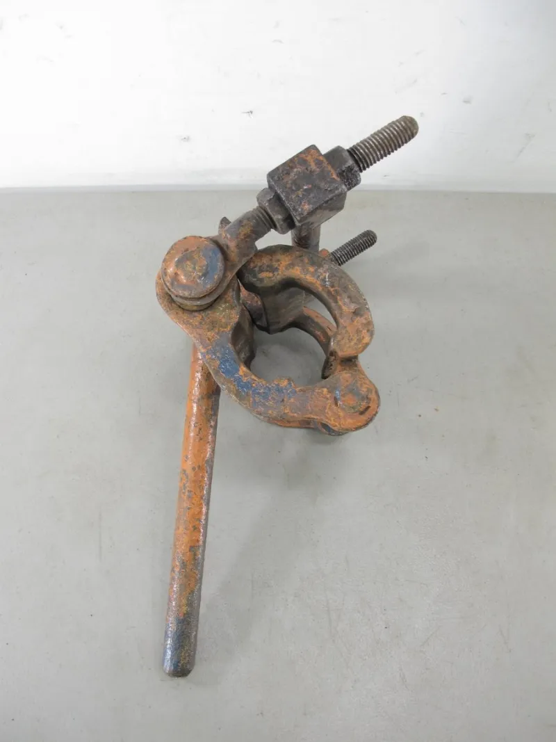ZeereeZ 3 inch pipe alignment welding lever lock cage clamp on a workbench