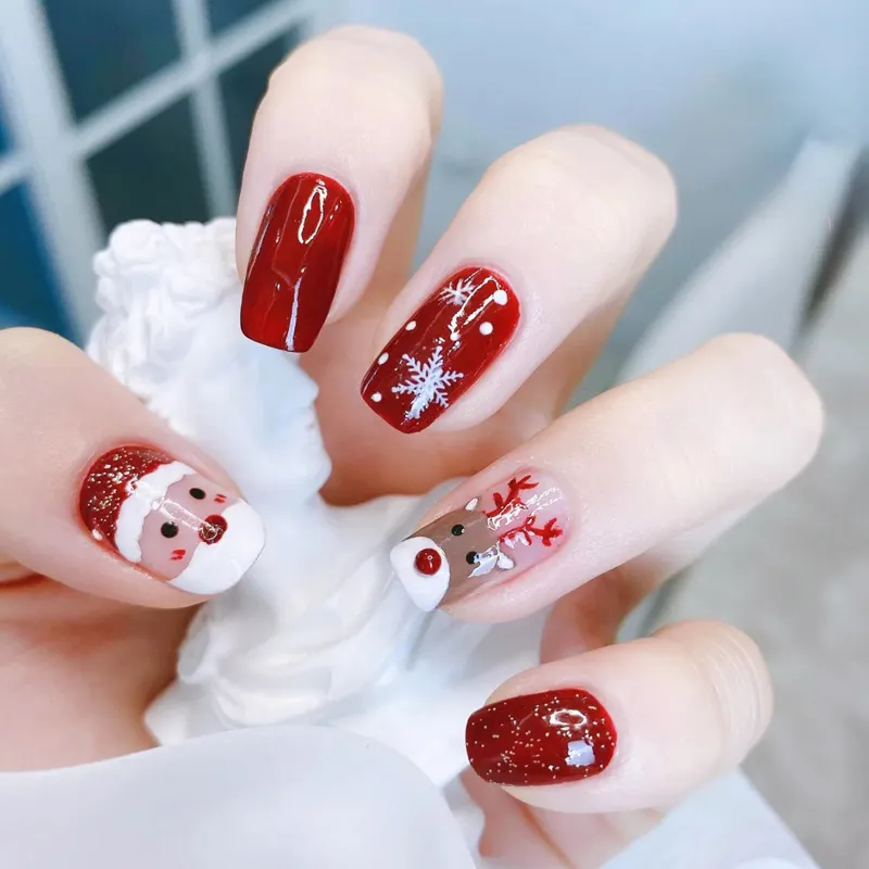 EYESFAV Santa's Magic Nails press-on nail kit with 24 nails in 12 sizes, adhesive tabs, and nail glue