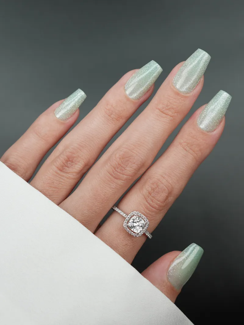 Roxy Nails Paris Minty press-on nails in pastel mint green with cateye shimmer effect