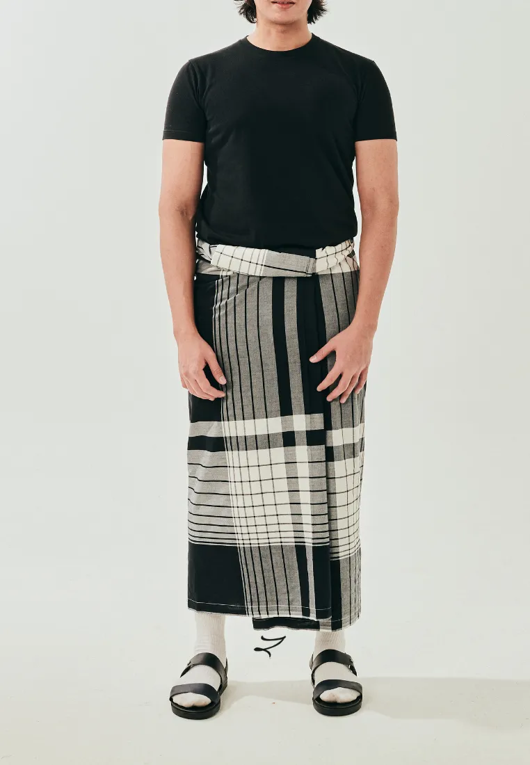 ZAAHARA Kain Pelikat Lelaki Gajah Duduk – Solat & Travel (Motif Hitam dan Putih) black and white patterned men's sarong