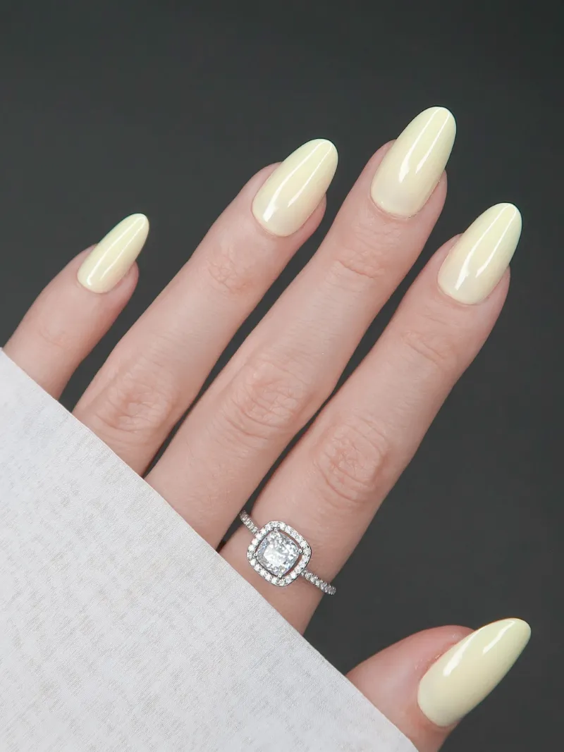 Roxy Nails Paris Écru press on nails in butter yellow pastel almond shape