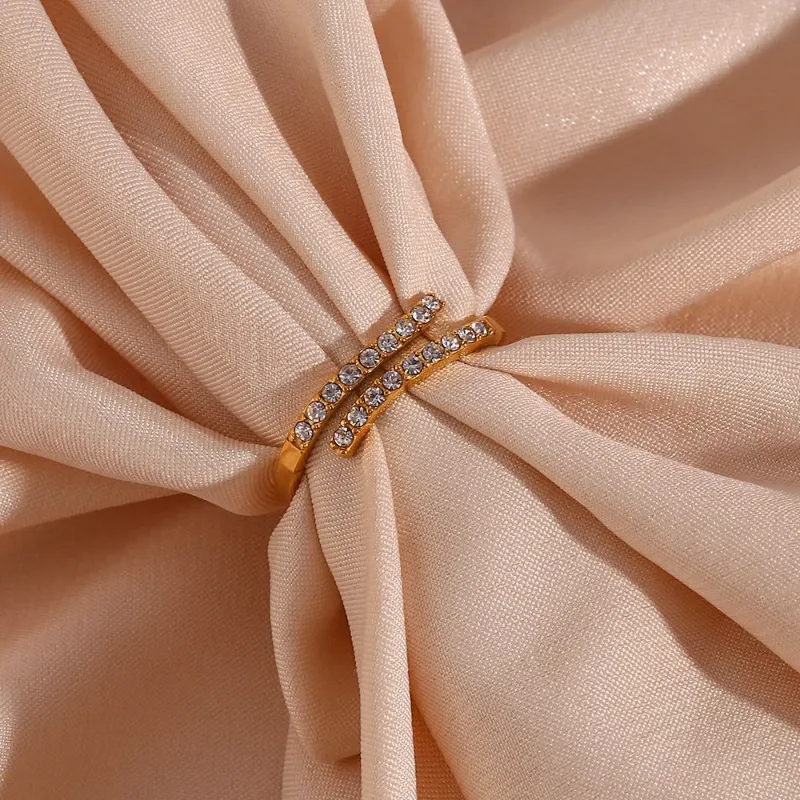 FabuLove Eterna Ring showing simple band ring design
